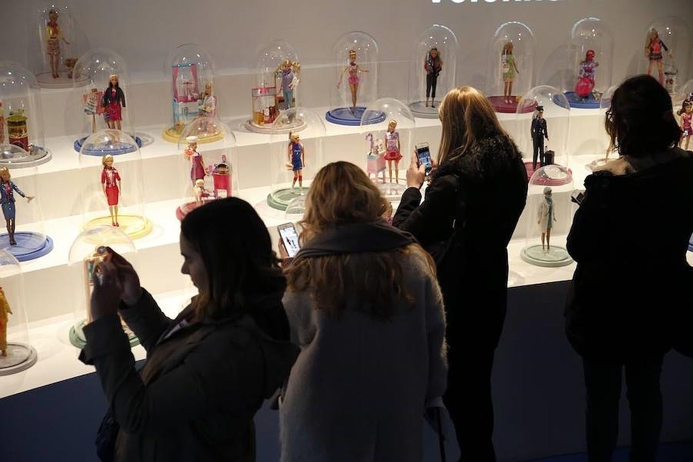 Imágenes de la inauguración de la exposición «Barbie, la vida de un icono», ayer en París