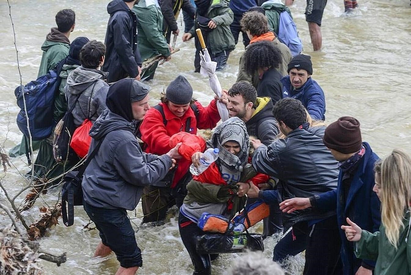 Cientos de migrantes procedentes del campamento de refugiados de Idomeni. Grecia estima que en estos momentos hay más de 44.000 migrantes y refugiados repartidos entre los distintos centros de acogida del país. 