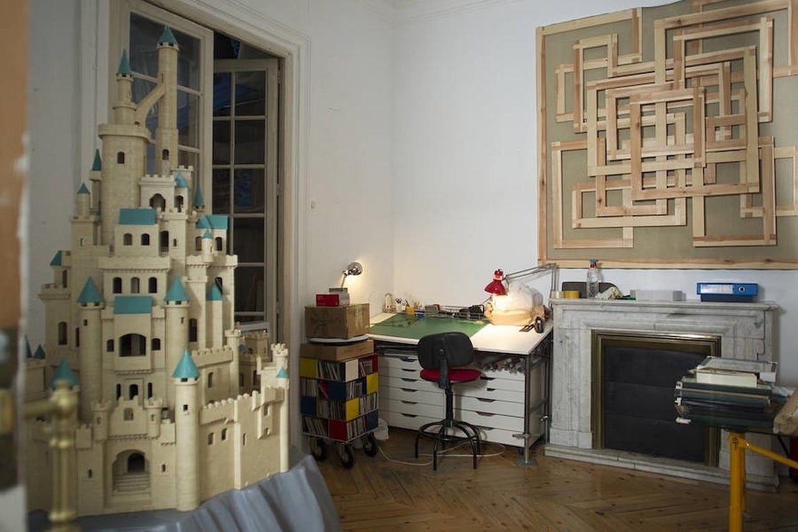 Las obras de Maté confunden al espectador: ¿son un mueble? ¿Son un juguete? ¿son proyectos artísticos? Estas se camuflan bien en la vivienda. 