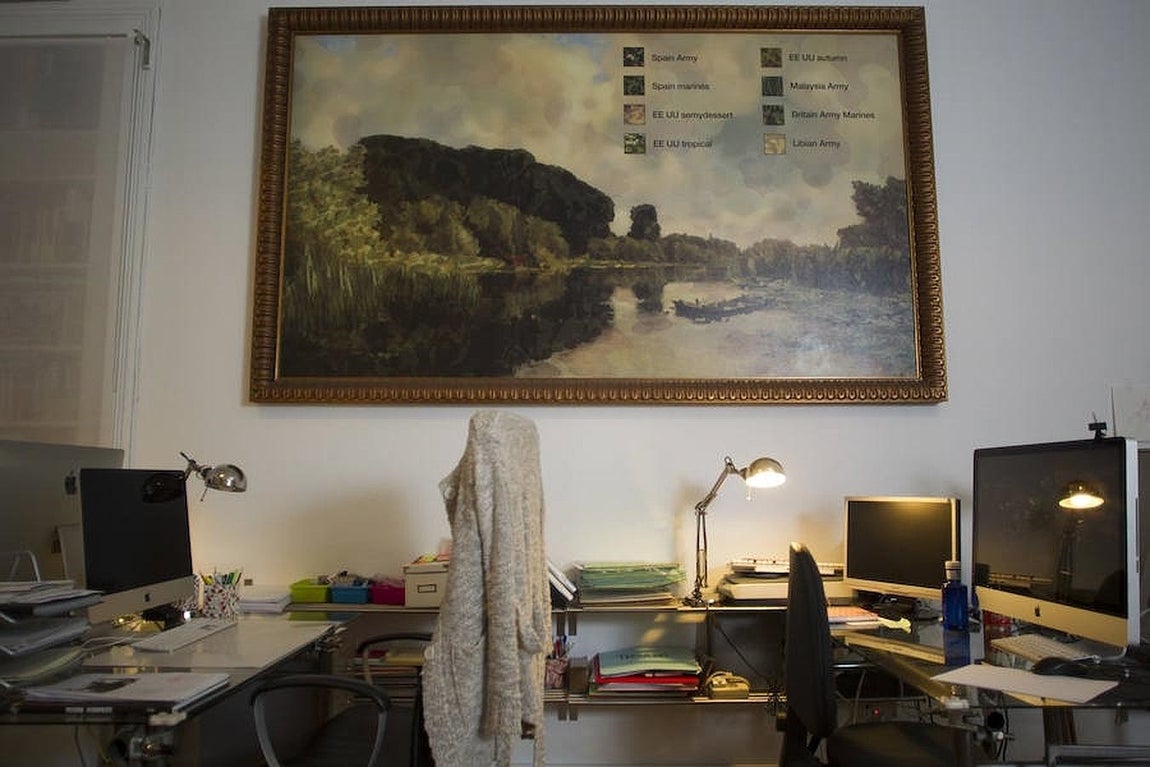 Un gran cuadro de la serie dedicada a los «Camuflajes», de Maté, preside el área en el que trabajan sus colaboradores. 