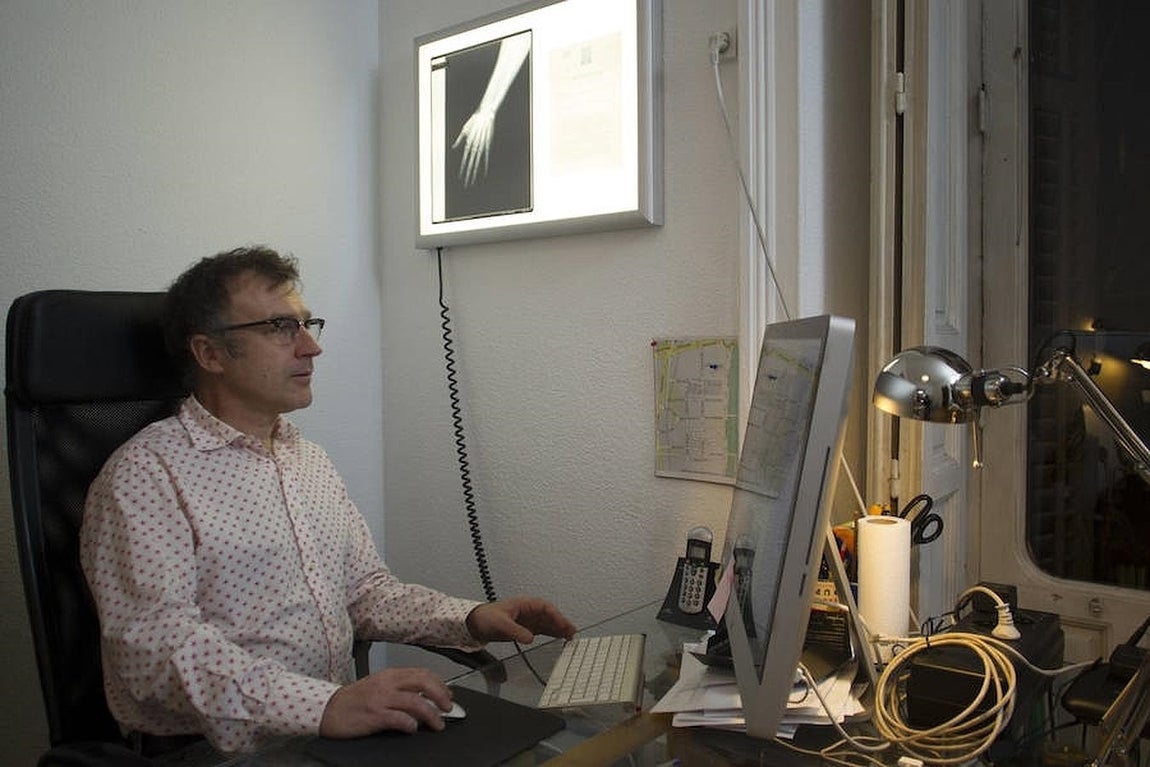 Maté hace una búsqueda en internet en el ordenador de su despacho. 