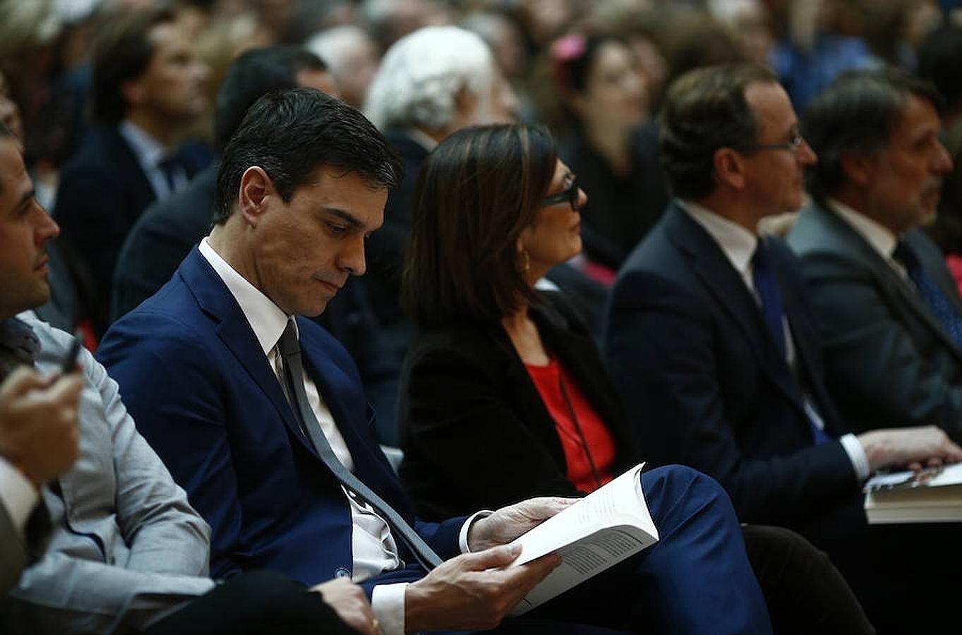 El secretario general del PSOE, Pedro Sánchez, ojea el libro del preso político venezolano