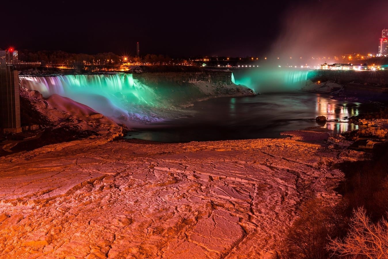 Cataratas del Niágara. Dublín será el epicentro de las celebraciones. Su festival, de cuatro días de duración, arrancará el mismo día de San Patricio y se prolongará hasta el 20 de marzo. El día 17 tendrá lugar el Gran Desfile, en el que cientos de personas desfilarán por las calles de la ciudad en un recorrido de cerca de tes kilómetros para rendir homenaje a su patrón.