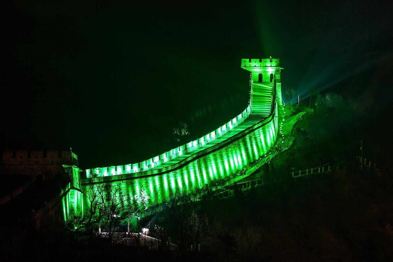 Gran Muralla, China. Cada año en el Día de San Patricio, en todo el mundo se iluminan más de 180 edificios y monumentos emblemáticos. En Irlanda, un año más, la isla y su capital se visten de verde para celebrar durante cuatro días frenéticos este acontecimiento mundial en el que los irlandeses, la música y la diversión se convierten en los principales protagonistas.