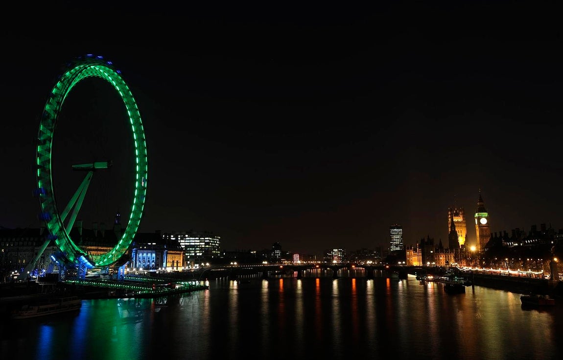 London Eye, en Londres. Decenas de iconos mundialmente conocidos, entre los que destacan el Coliseo de Roma, la Basílica del Sagrado Corazón de París, la Torre de Pisa, el London Eye en Londres o la estatua de Cristo Rendedor de Río de Janeiro se iluminan cada año la noche del miércoles 16 de marzo para dar la bienvenida a San Patricio (17 de marzo).