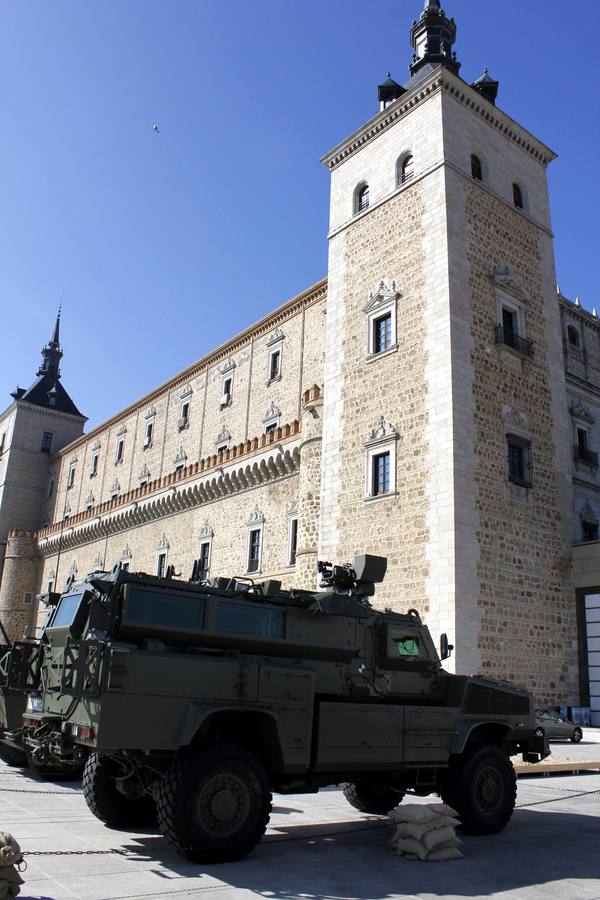 Un «Ferrer Dalmau» y la maqueta de un puesto avanzado de combate, en el Alcázar