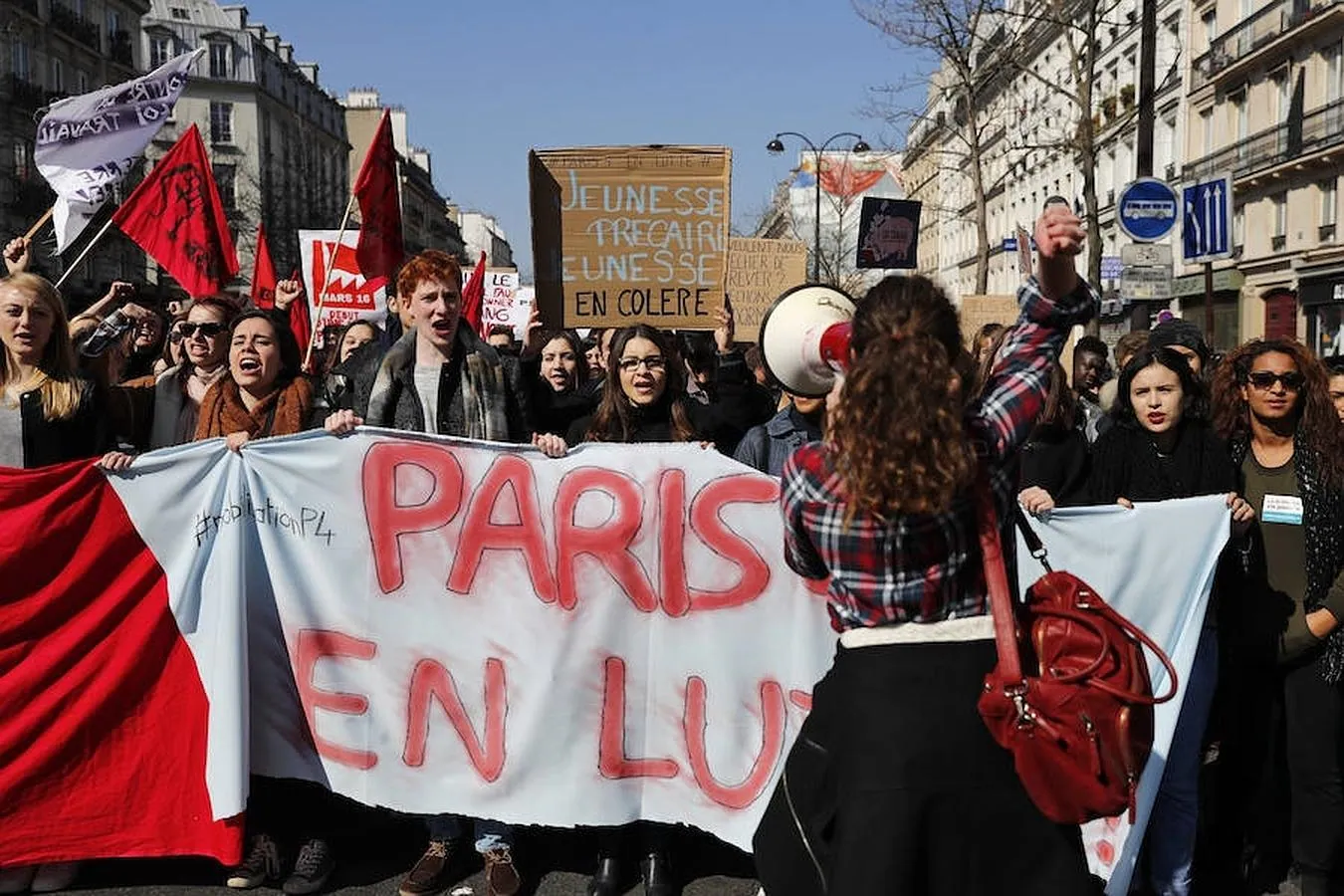 Los estudiantes -tanto de secundaria como de universidad- se sumaron a la protesta de los sindicatos contra la reforma laboral este jueves en París