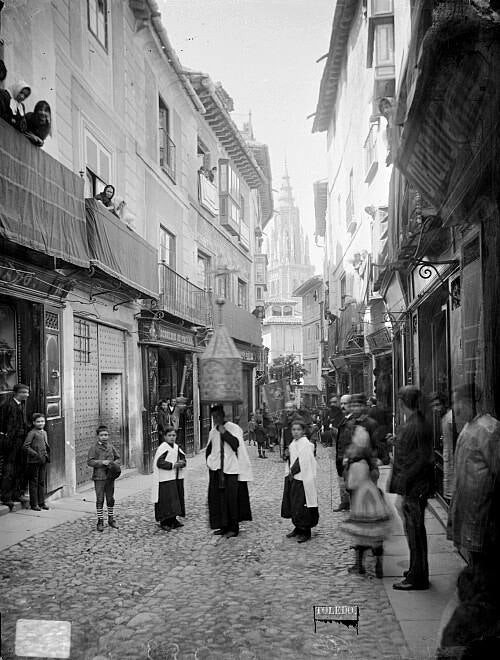 Mediado el siglo XIX, Toledo continuaba sumida en la decadencia producida tras el traslado de la corte a Madrid en 1561 (Foto Laurent, Archivo Municipal de Toledo). 