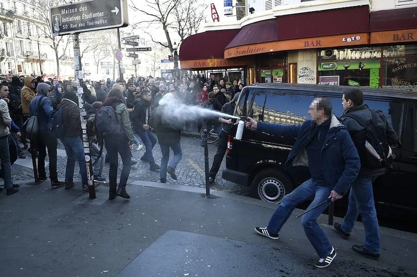 Policías vestidos de civil lanzan gases lacrimógenos contra estudiantes durante la protesta contra la reforma laboral este jueves en París