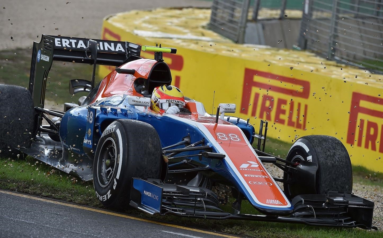 Alonso, sexto bajo la lluvia