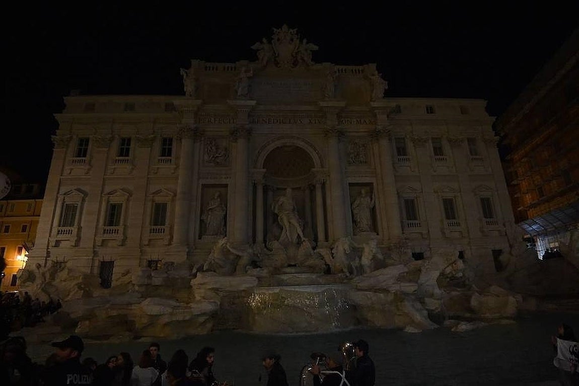 La Fontana di Trevi, en Roma, sin luces durante este sábado. 