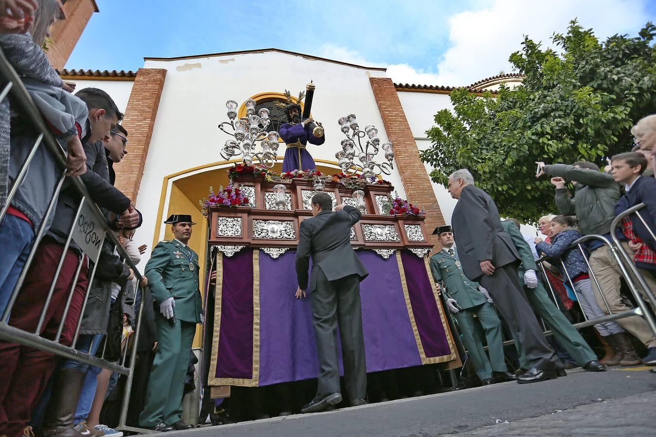 Nuestro Padre Jesús de la Caridad saliendo de la Parroquia San José Obrero