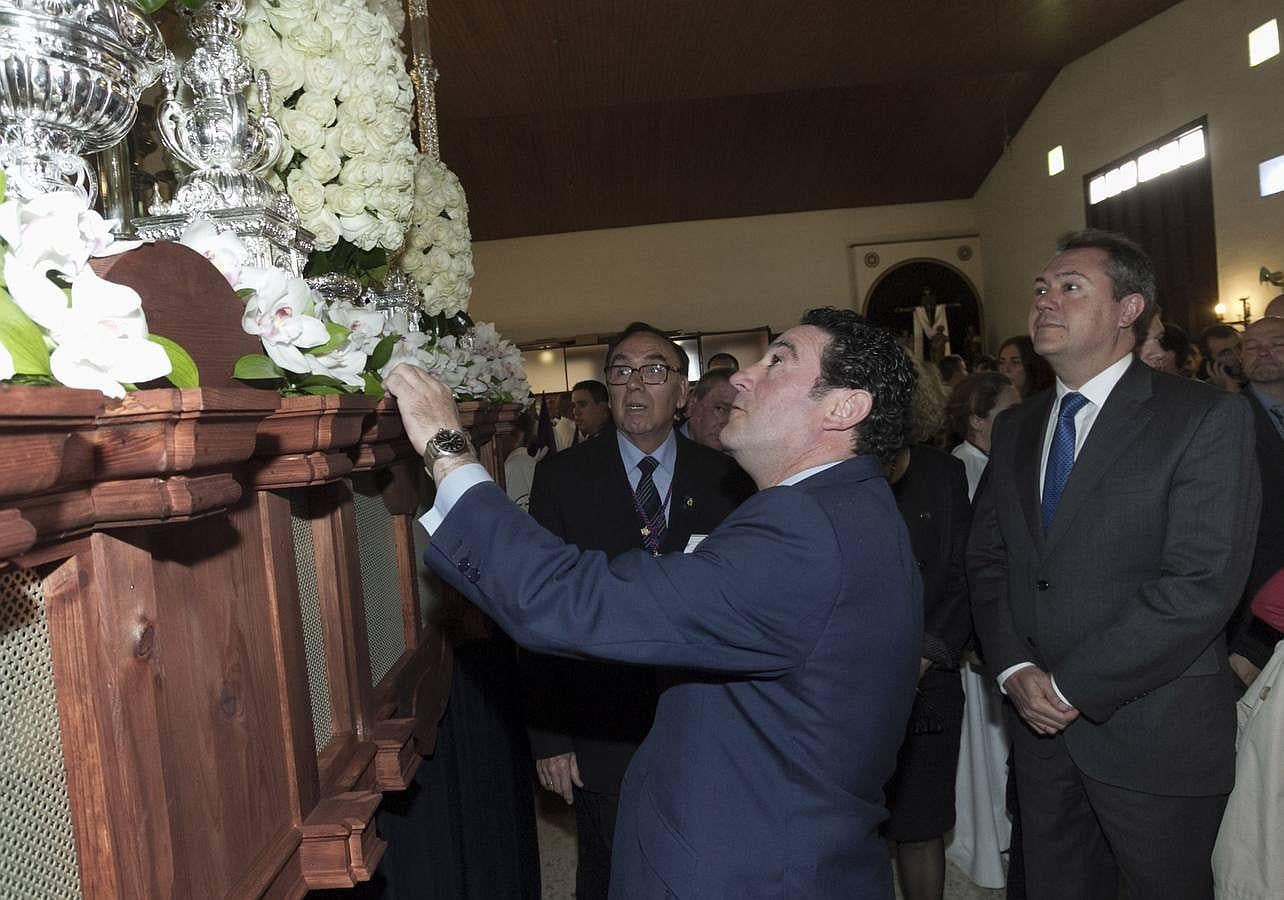 El alcalde observa cómo Rafael González Serna, pregonero de la Semana Santa, llama a la Virgen de los Dolores de Torreblanca