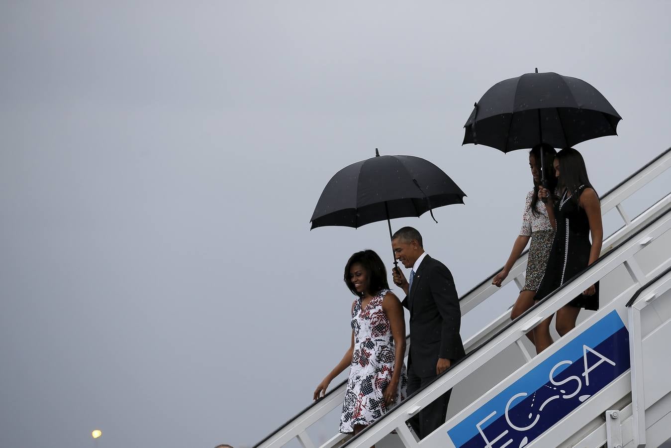 El presidente de EEUU, Barack Obama, cerró su primer día en Cuba con un paseo y una cena en familia en La Habana Vieja, donde recibió un cálido recibimiento de los cubanos que se animaron a salir a la calle deseosos de verle pese al fuerte aguacero que cayó esta tarde en la capital. 