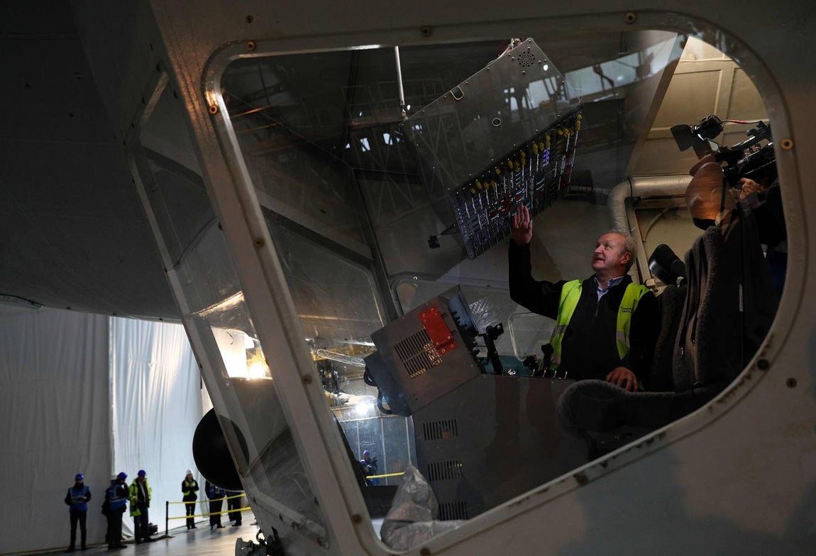 03. El aparato mide 92 metros de largo -más que cualquier avión y 20 metros más que el gigantesco A380—