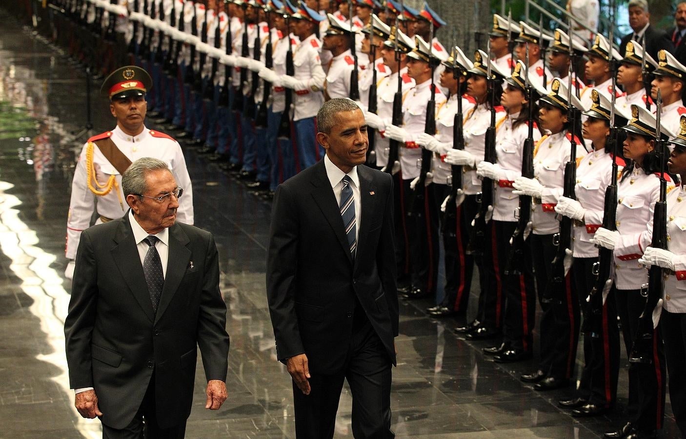 Obama y Castro pasan revista a la guardia en el Palacio de la Revolución. 