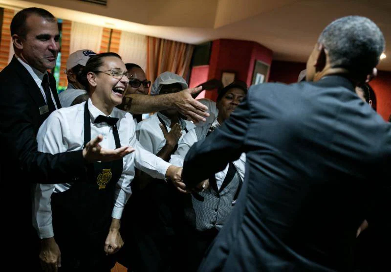 El presidente Barack Obama saluda a los trabajadores de hoteles en La Habana, Cuba