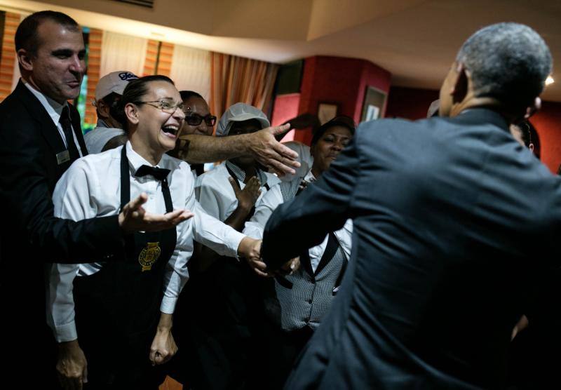 El presidente Barack Obama saluda a los trabajadores de hoteles en La Habana, Cuba. 