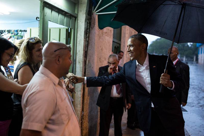 El presidente Barack Obama saluda a la gente en la Habana Vieja, Cuba. 