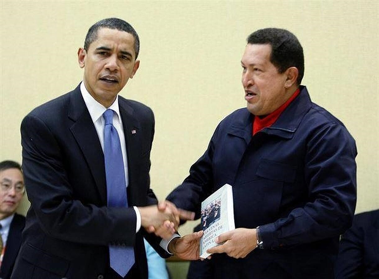En su difícil relación con América Latina, Washington parece estar adoptando una postura más conciliadora. Como prueba, la reunión entre Barack Obama y el presidente venezolano Hugo Chávez, ya fallecido, el 18 de abril de 2009 en Puerto España (Trinidad y Tobago)