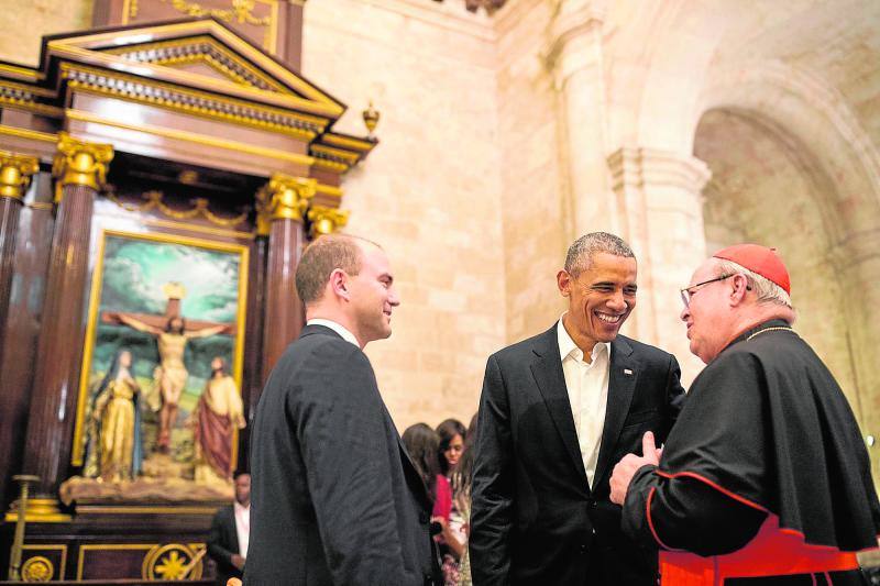 El presidente Barack Obama y Ben Rhodes hablan con el Cardenal Ortega Jamie, durante su visita a La Catedral de la Virgen María de la Concepción Inmaculada. 