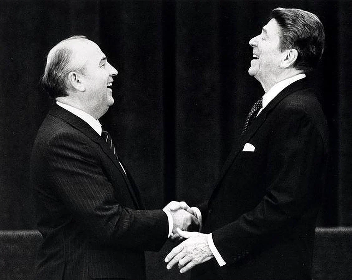 El 19 de noviembre de 1985 el presidente estadounidense Ronald Reagan estrechó la mano del presidente soviético, Mijail Gorbachov, tras la firma de un tratado armamentístico