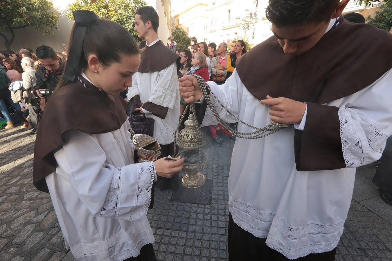 Fotos: El Nazareno del Amor en el Lunes Santo. Semana Santa en Cádiz 2016