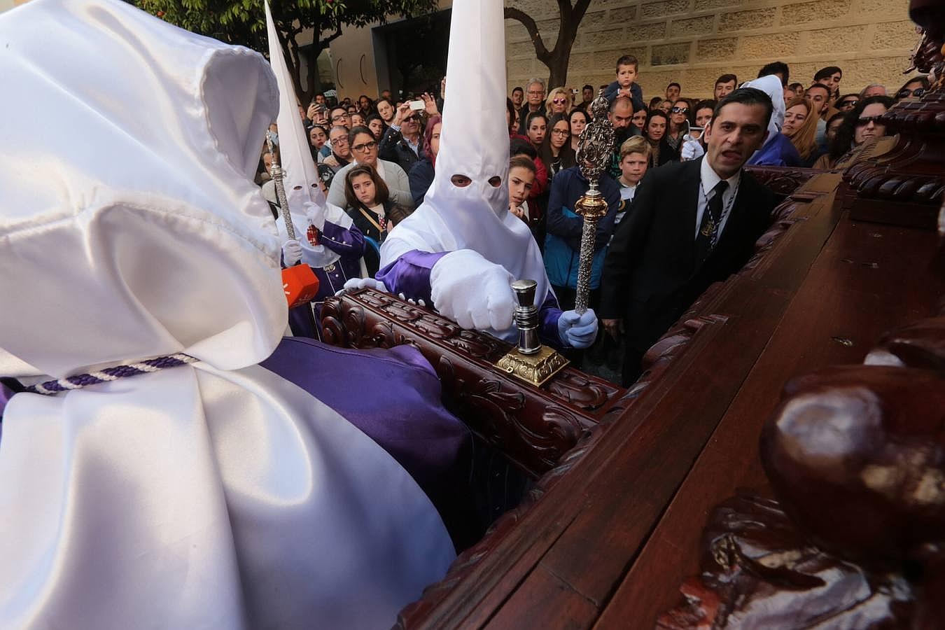 Fotos: El Nazareno del Amor en el Lunes Santo. Semana Santa en Cádiz 2016