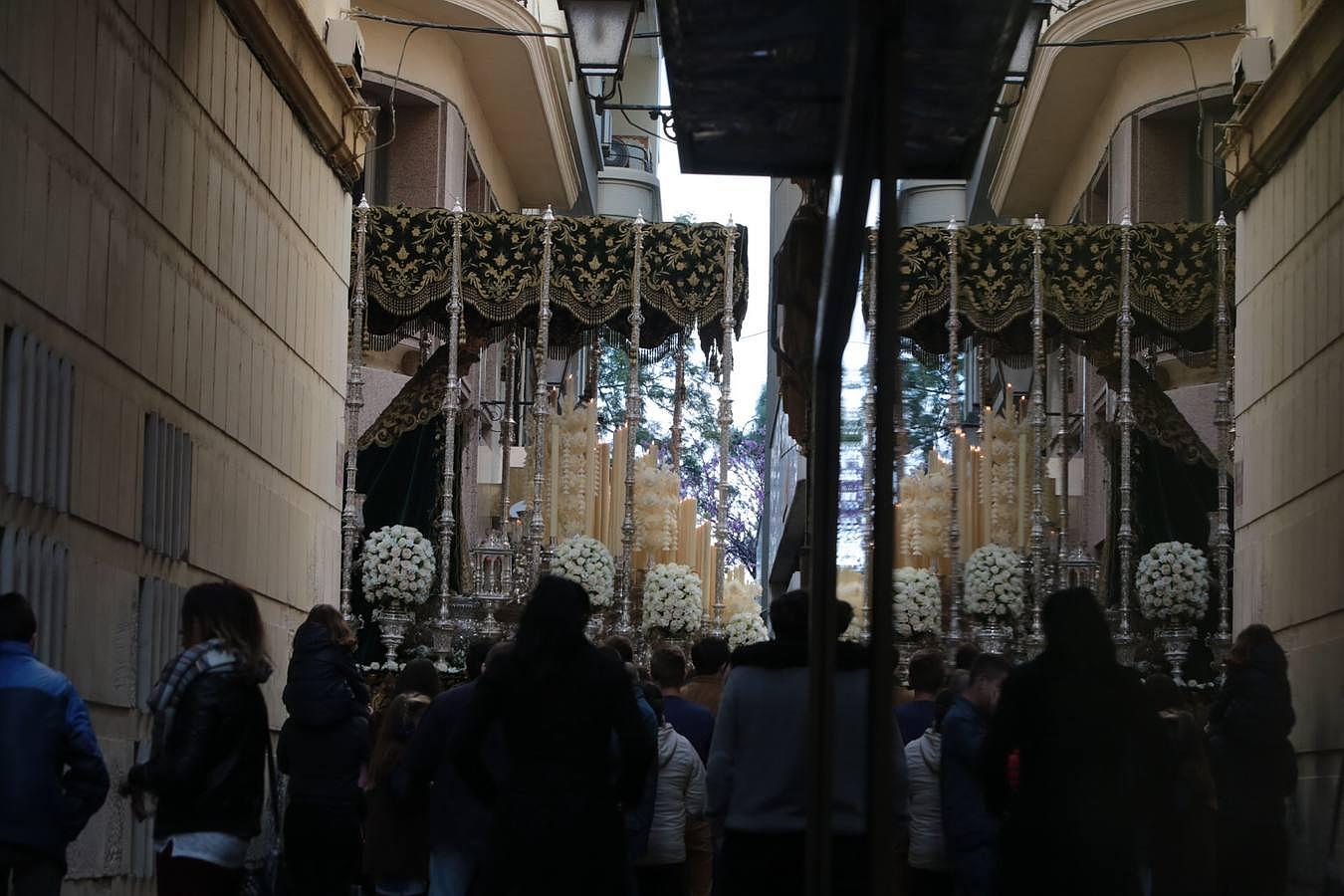 Fotos: El Nazareno del Amor en el Lunes Santo. Semana Santa en Cádiz 2016