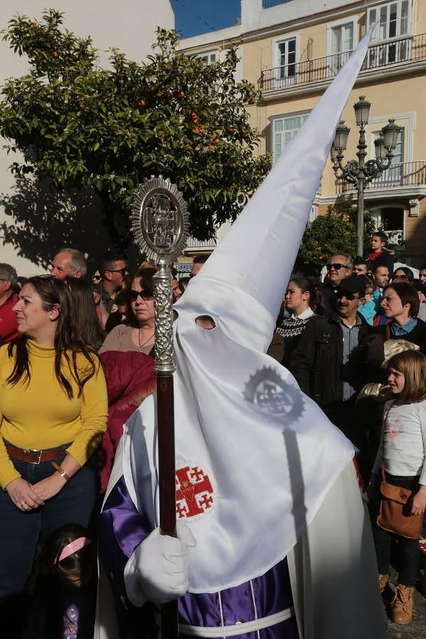 Fotos: El Nazareno del Amor en el Lunes Santo. Semana Santa en Cádiz 2016