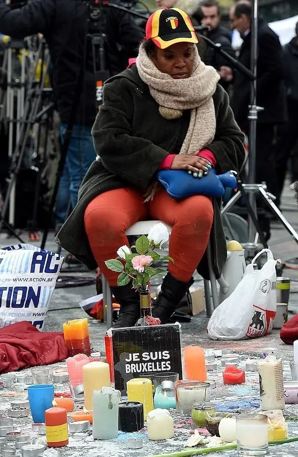 Una mujer, en el memorial montado en Bélgica por las víctimas