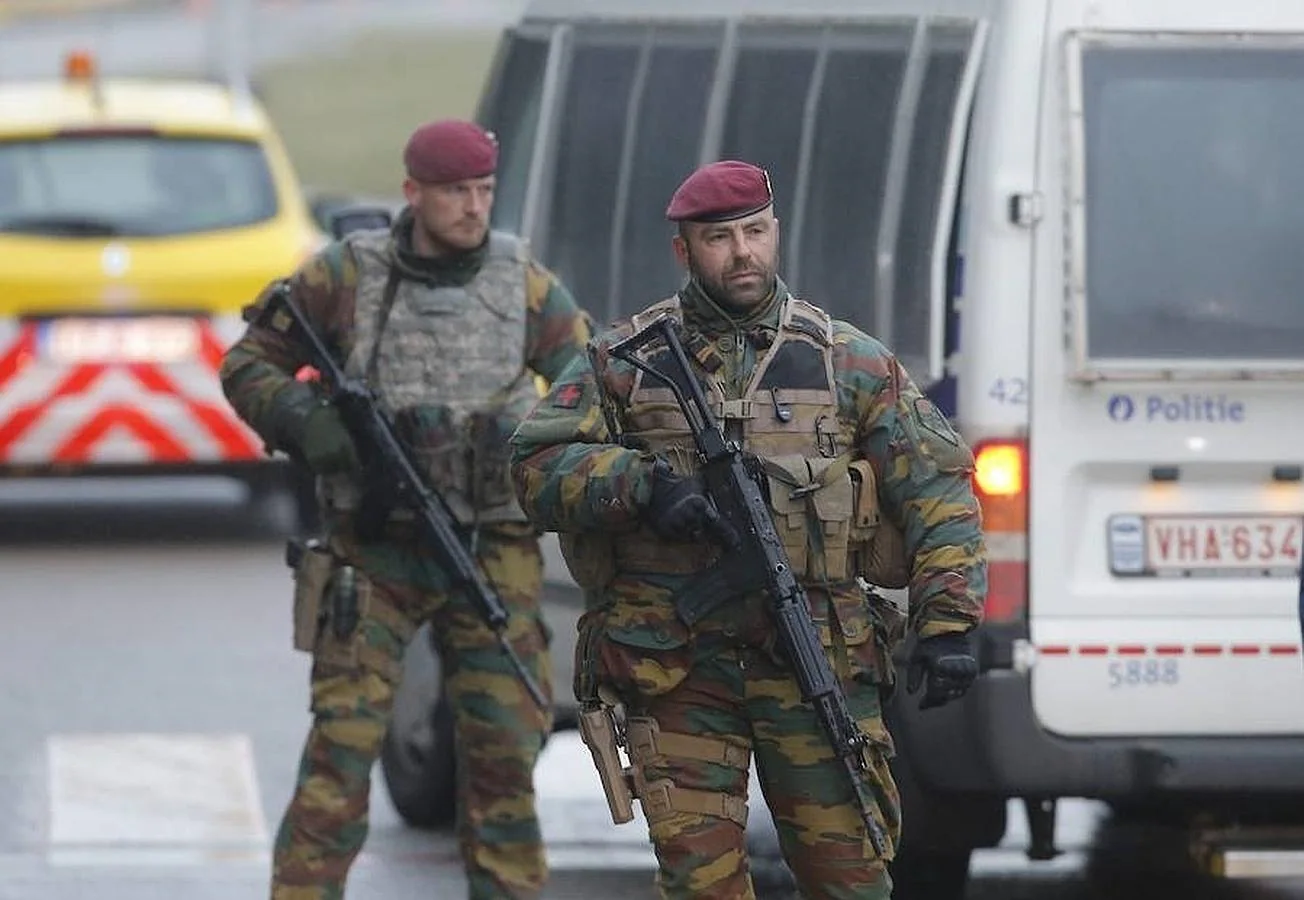 Soldados belgas comprueban vehículos en el aeropuerto de Zaventem