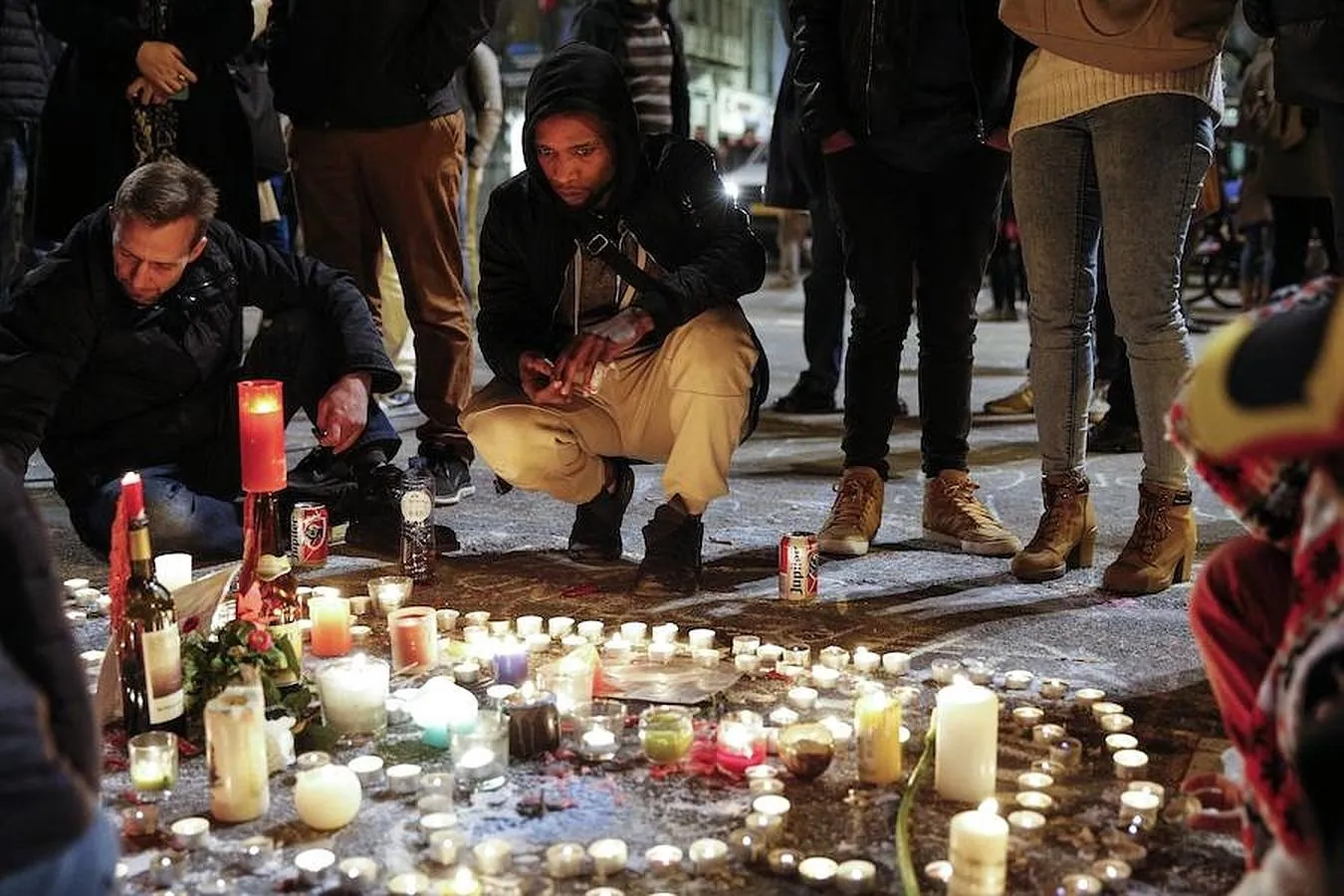 Un grupo de personas se reúne durante una vigilia en homenaje a las víctimas de los atentados terroristas