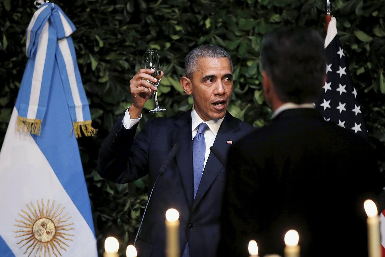 Obama levanta su copa para brindar tras su discurso. 