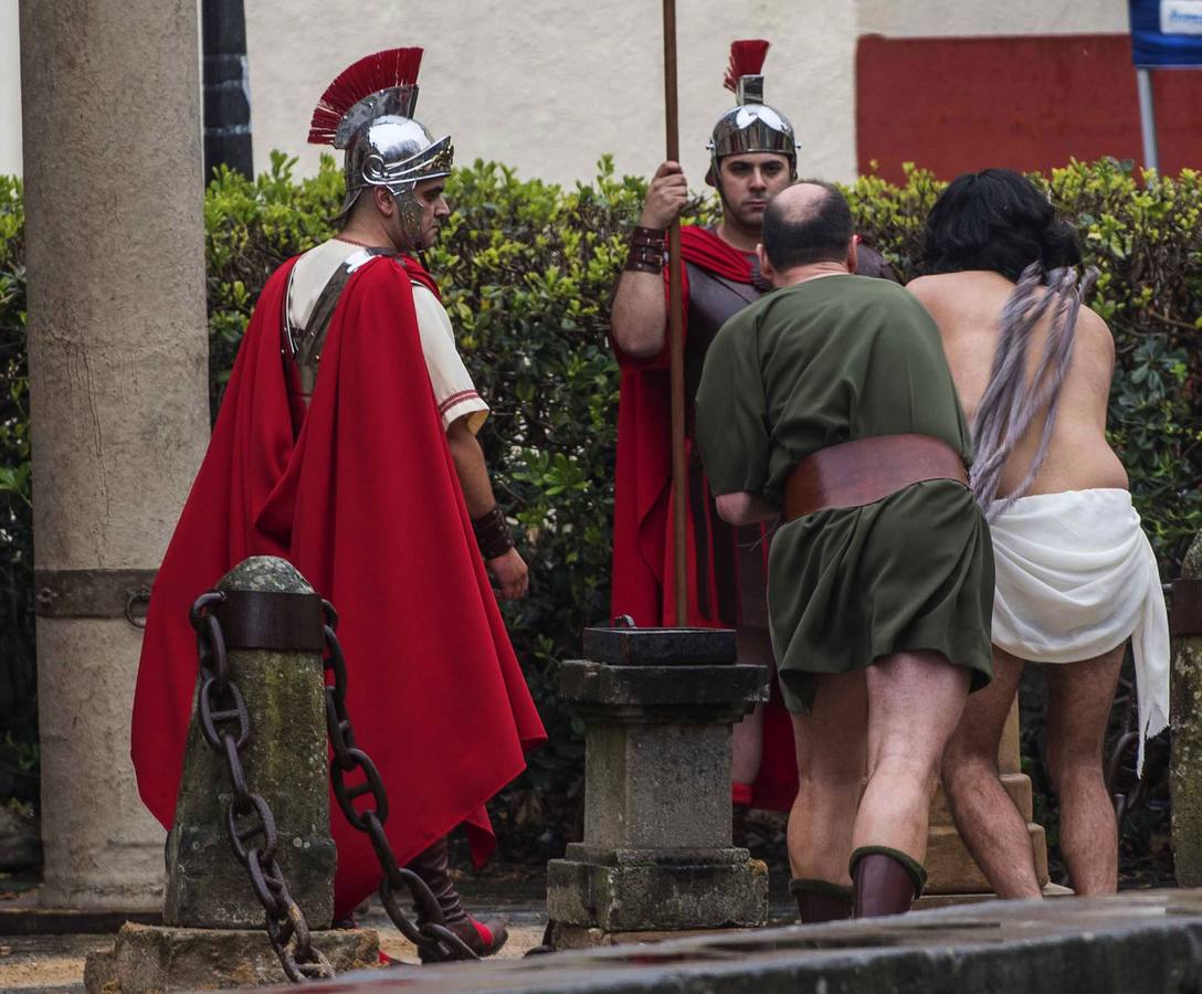 05. Vecinos de Balmaseda (Vizcaya) representan el viacrucis viviente de esta localidad vizcaína, que constituye uno de los actos de la Semana Santa más populares del País Vasco.