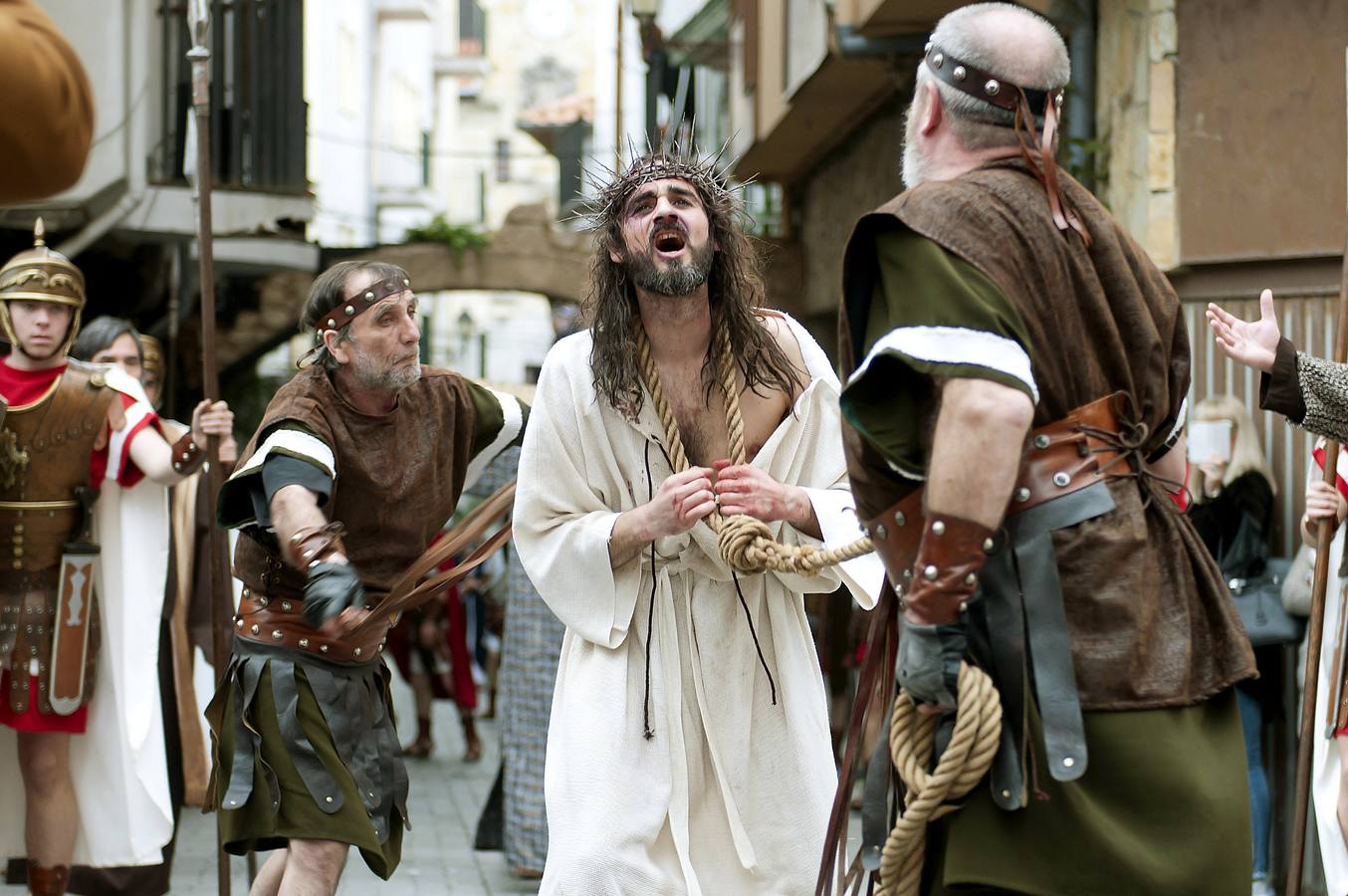 11. Actores durante la representación de la vida de Cristo en la Pasión Viviente de Castro Urdiales