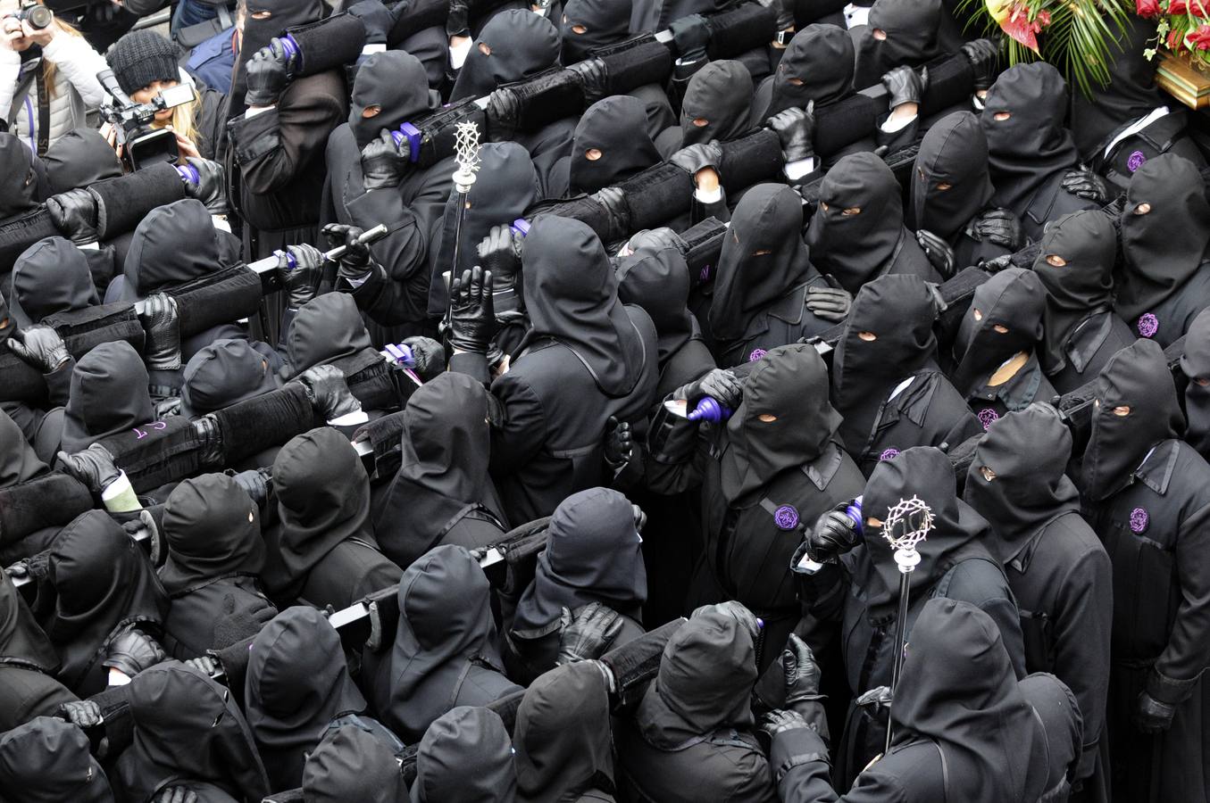 13. La Semana Santa de León vive su momento álgido en la mañana del Viernes Santo con el acto de El Encuentro, que se desarrolla en la Plaza Mayor, en el marco de la procesión de Los Pasos, de la Cofradía del Dulce Nombre de Jesús Nazareno, el desfile más largo en duración, en el que más pasos se procesionan y en el que más cofrades participan de toda la semana de Pasión leonesa.