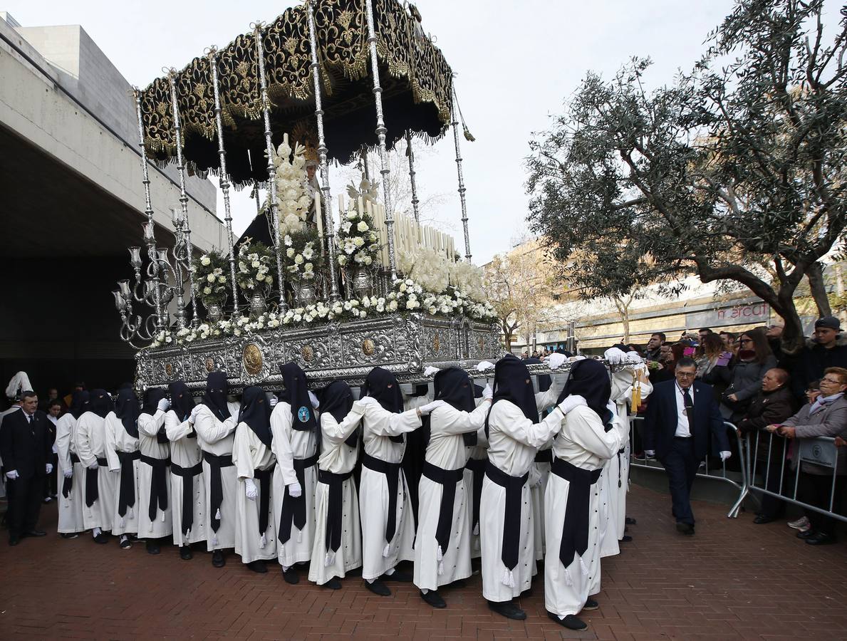 16. Comienzo de la procesión "laica" de Viernes Santo organizada por la Cofradía 15+1, con la salida del paso de Nuestra Señora de los Dolores, una de las más multitidinarias que se celebran estos días de Semana Santa en Cataluña