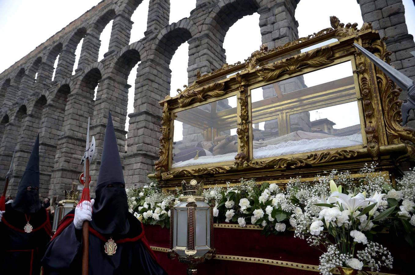 17. El paso conocido como Cristo de los Gascones, una talla en madera y articulado, recostado en el interior de una urna de madera y cristal, cuyo irigen data de los años 1090 y 1100, pasa junto al Acueducto de Segovia, esta mañana, en su trasladado a la Catedral por los miembros de la Cofradía de la Santa y Venerable Esclavitud y Santo Entierro.