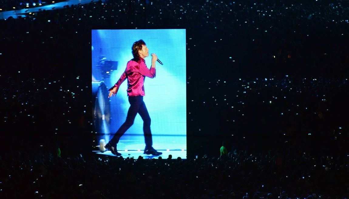 10. Los duelos a la guitarra entre el «compadre» Richards y Ronnie Wood -capaz de no fallar un riff mientras brincaba con los ojos cerrados- pusieron el toque visceral a la música; mientras que un Charlie Watts, siempre hierático tras la batería, marcó el ritmo del directo.