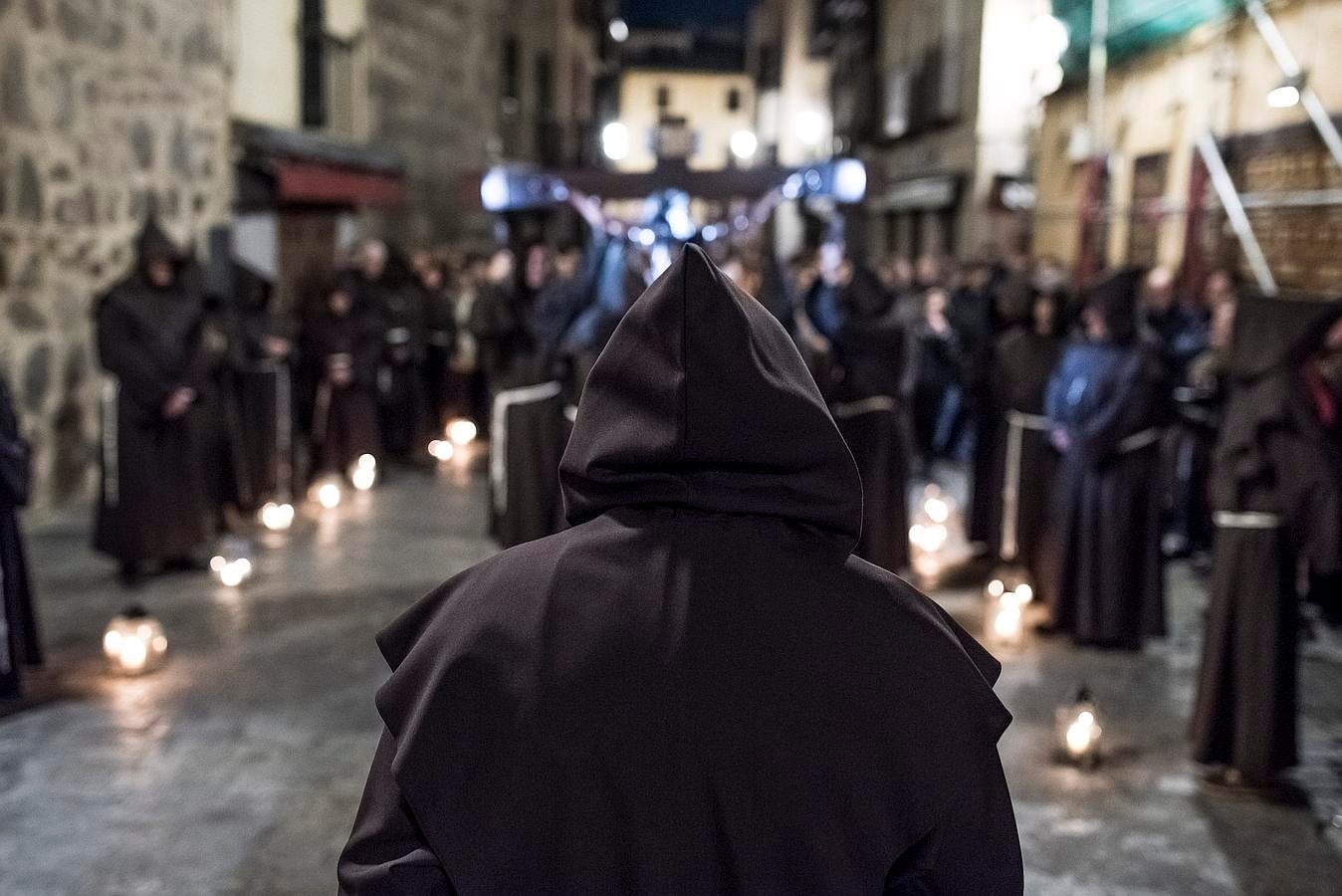 Procesión de Viernes Santo, en la madrugada del sábado, de la Cofradía Penitencial del Santísimo Cristo de la Buena Muerte, que recorre las calles de Toledo tras salir del Monasterio de San Juan de los Reyes