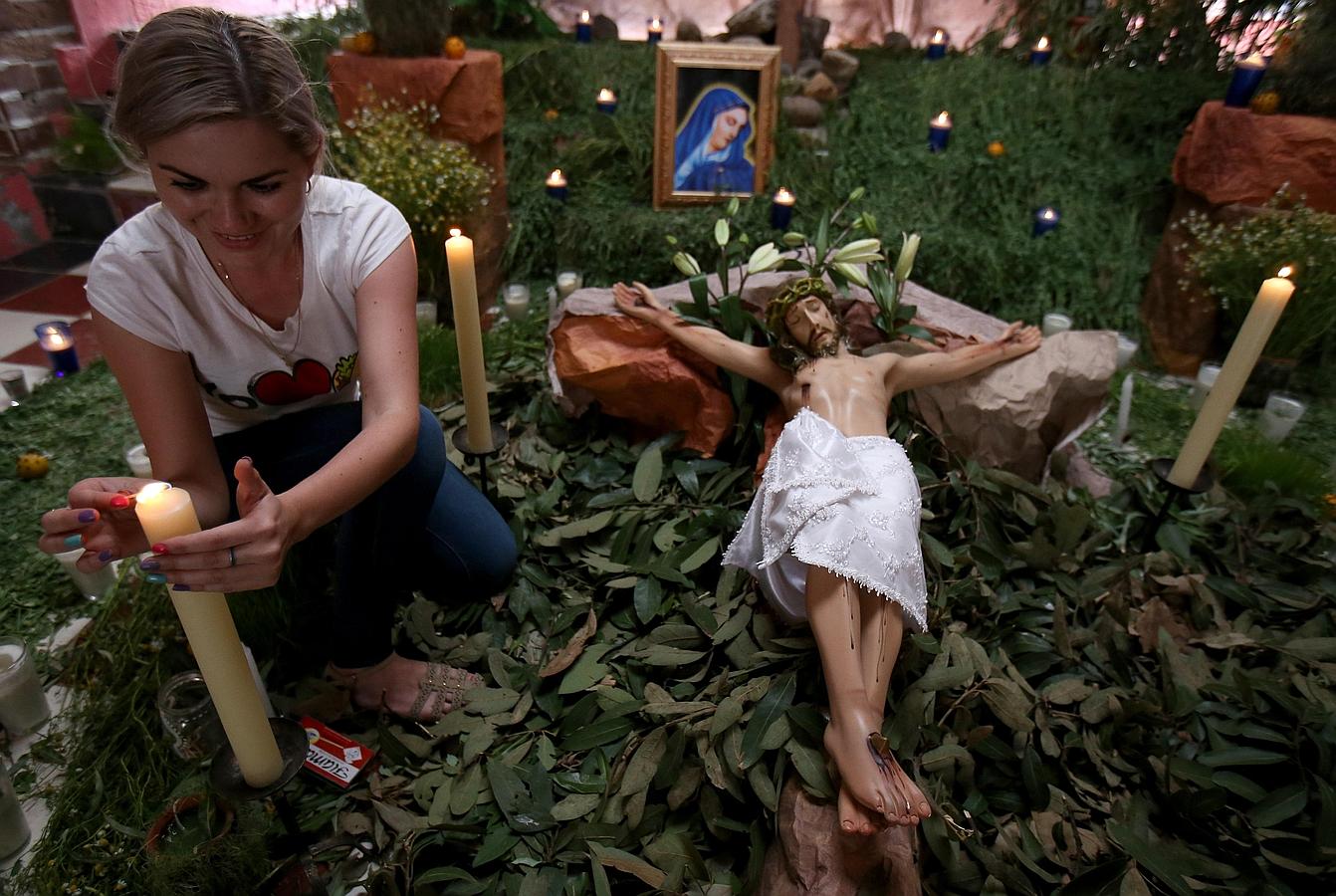 Cientos de pesonas velaron este viernes las imágenes de Cristo en el municipio mexicano de San Martín Hidalgo, en Jalisco
