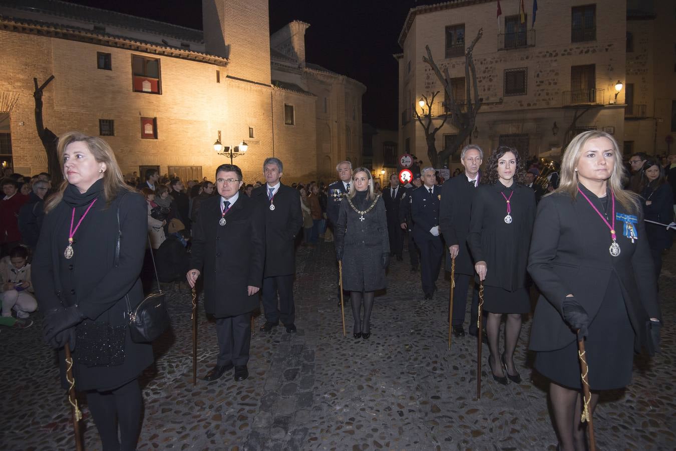 La alcaldesa, Milagros Tolón, en la procesión del Viernes Santo. 