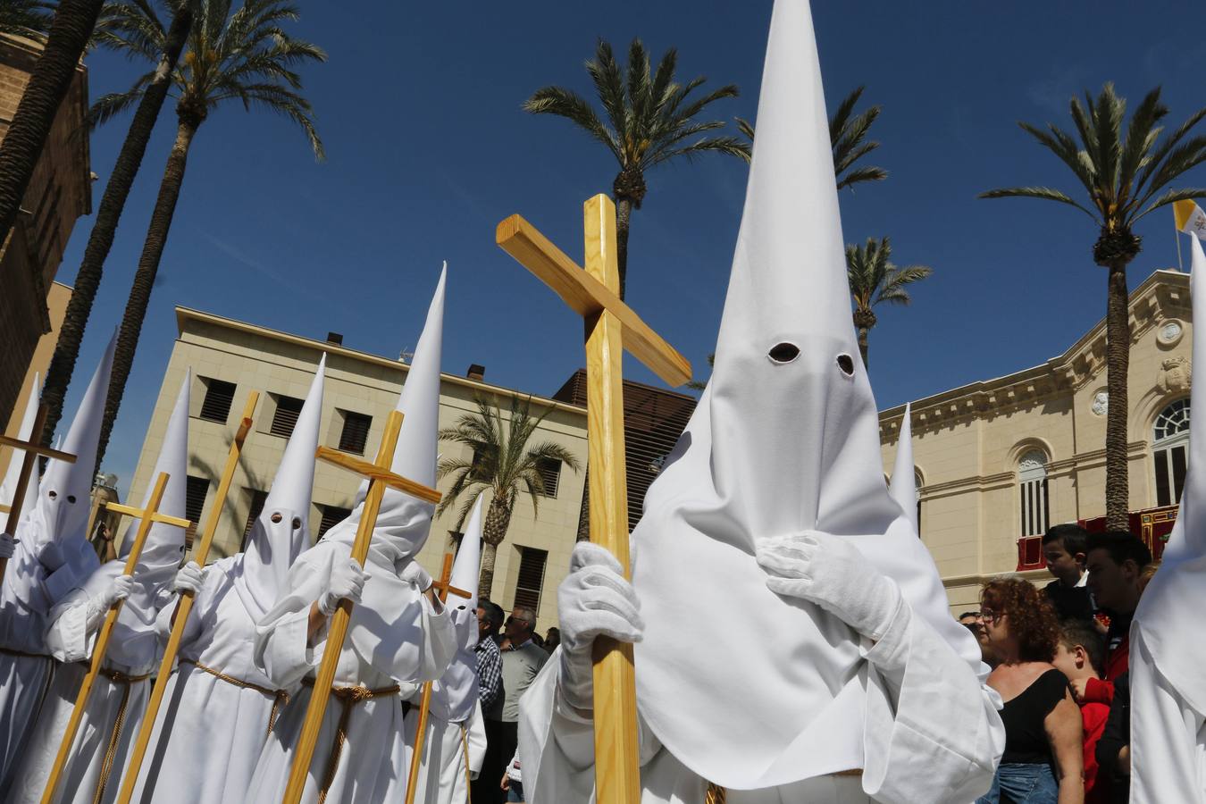 08. Penitentes a la salida de la catedral de Córdoba de la procesión de la Hermandad de Jesucristo Resucitado