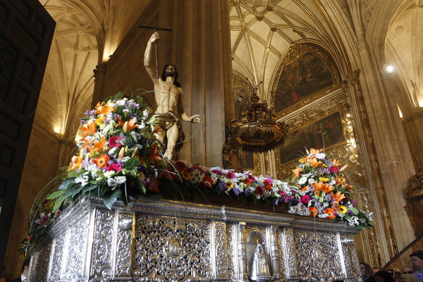 09. Imagen del Cristo a la salida del la catedral de la procesión de la Hermandad de Jesucristo Resucitado, Señor de la Vida, y María Santísima del Triunfo, hoy Domingo de Resurección en Almería.