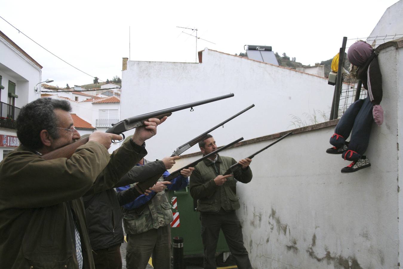 10. El municipio minero de Espiel, en pleno del valle del Guadiato cordobés, el Domingo de Resurrección amanece con disparos de trabucos "matando" a los Judas, muñecos de paja y ropa vieja que cuelgan de las encaladas casas, para celebrar el triunfo del bien sobre el mal.