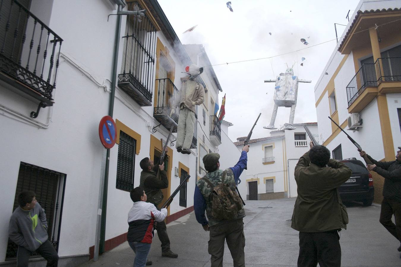 11. El municipio minero de Espiel, en pleno del valle del Guadiato cordobés, el Domingo de Resurrección amanece con disparos de trabucos "matando" a los Judas, muñecos de paja y ropa vieja que cuelgan de las encaladas casas, para celebrar el triunfo del bien sobre el mal.