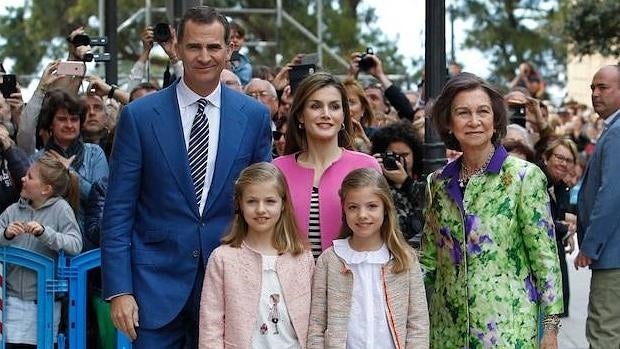 Los Reyes acuden a la Misa de Resurrección en la catedral de Palma de Mallorca