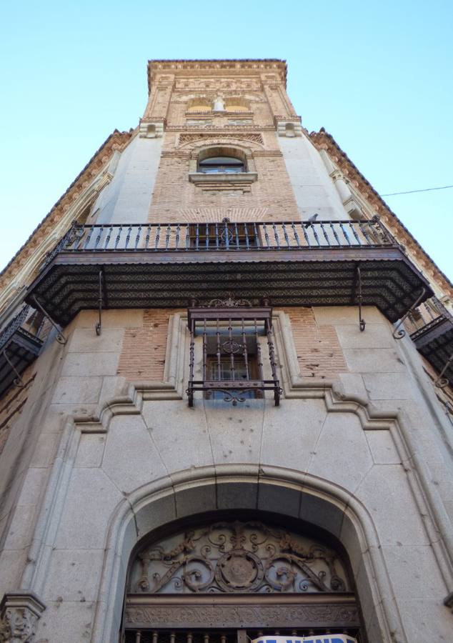 Aspecto del torreón y la puerta principal. Foto Rafael del Cerro. 