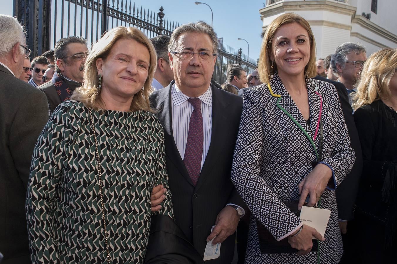 Juan Ignacio Zoido junto a su esposa y a María Dolores de Cospedal, secretaria general del PP